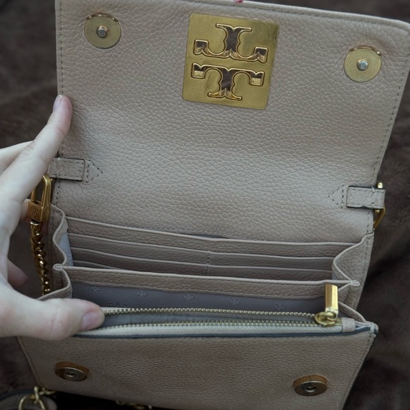 Tory Burch Light Gray Leather Bag with Gold Chain - Picture 4 of 5